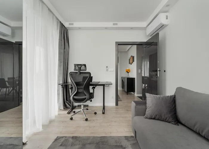 Luksusowy Apartament Z 3 Sypialniami, Klimatyzacja, Parkingiem I Biurkiem We Wroclawiu By Renters Prestige