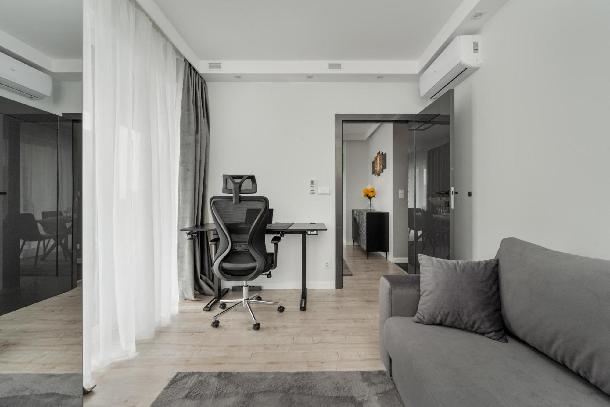 Luksusowy Z 3 Sypialniami, Klimatyzacja, Parkingiem I Biurkiem We Wroclawiu By Renters Prestige Leilighet *