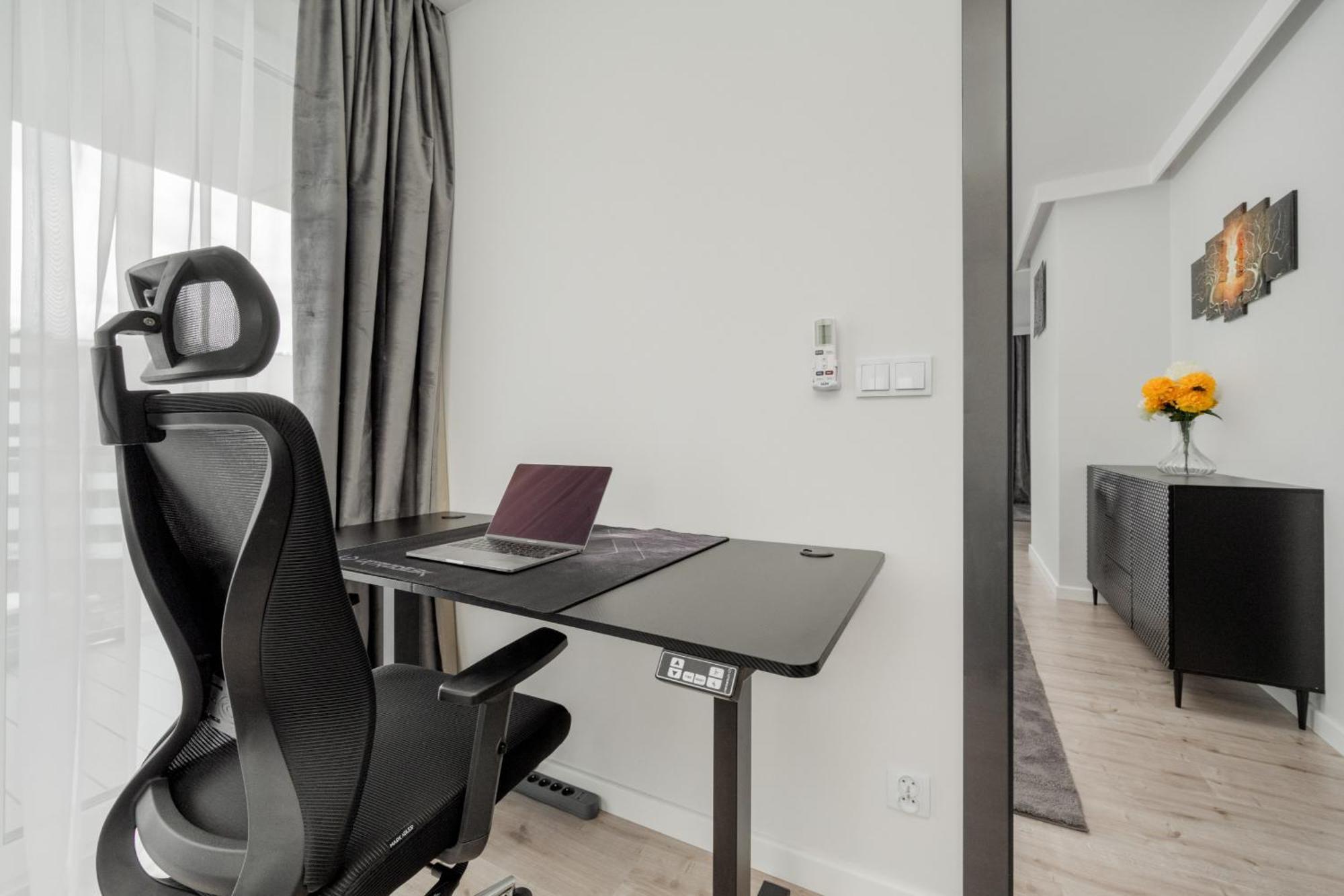Leilighet Luksusowy Z 3 Sypialniami, Klimatyzacja, Parkingiem I Biurkiem We Wroclawiu By Renters Prestige