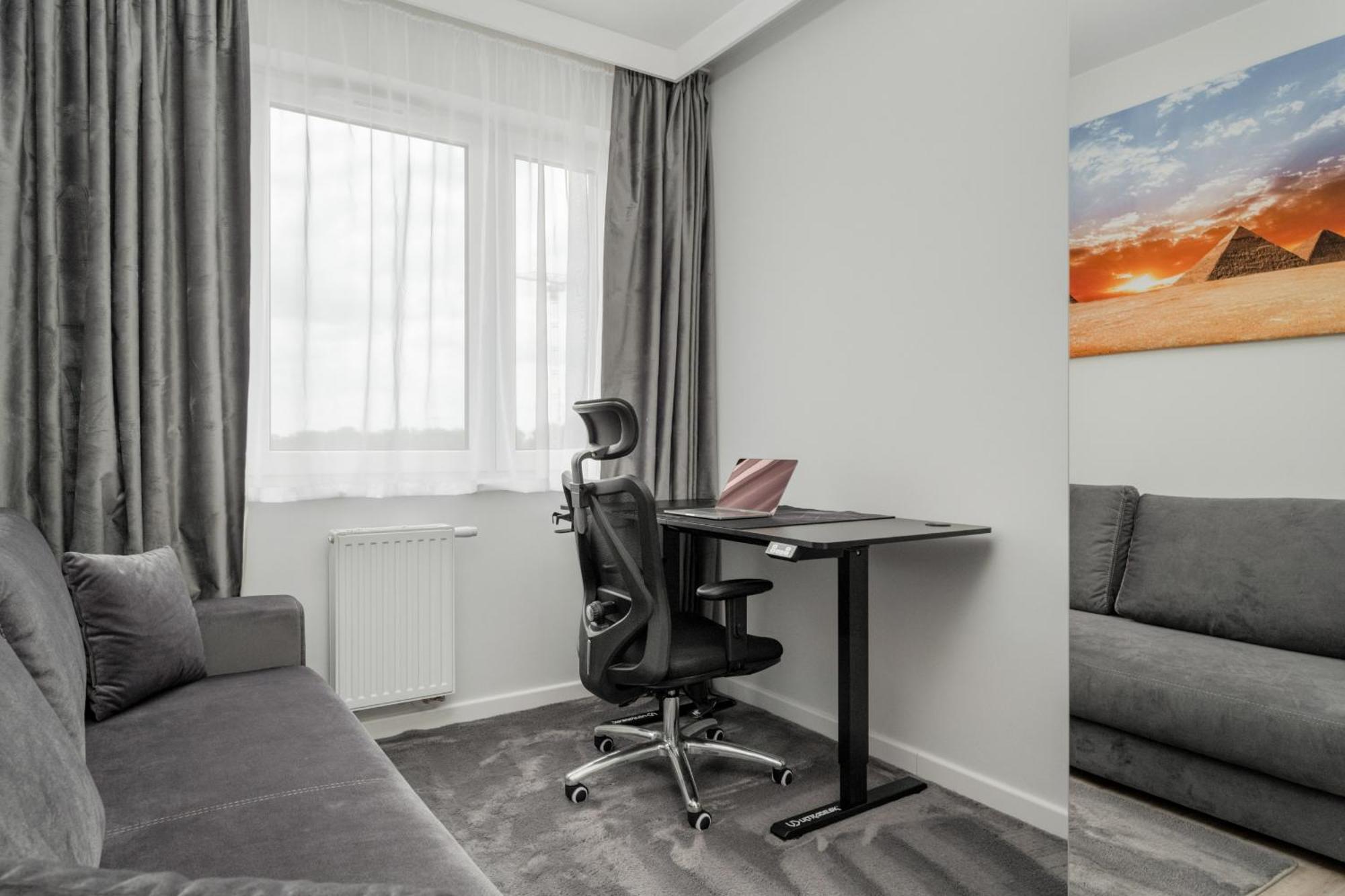 Leilighet Luksusowy Z 3 Sypialniami, Klimatyzacja, Parkingiem I Biurkiem We Wroclawiu By Renters Prestige
